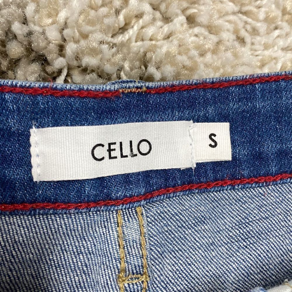 Cello Frayed Denim Shorts Size Small - Picture 3 of 6
